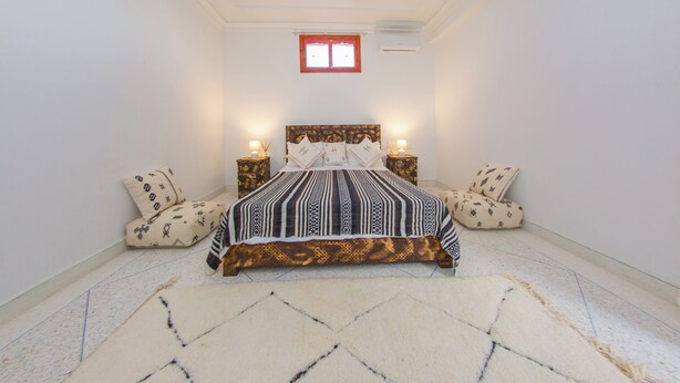 Chambre Double, 1 grand lit, salle de bains privée, vue cour intérieure