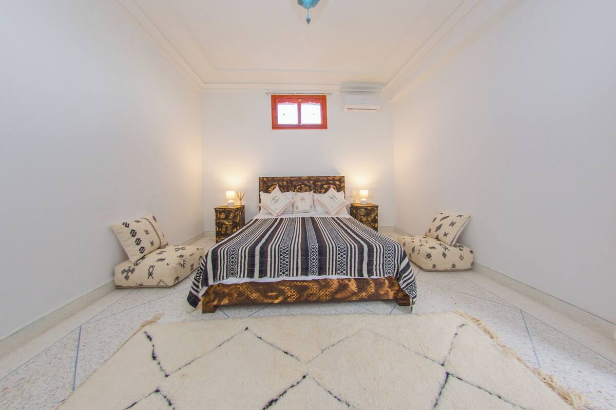 Double Room, 1 Queen Bed, Private Bathroom, Courtyard View | WiFi (free), bed sheets