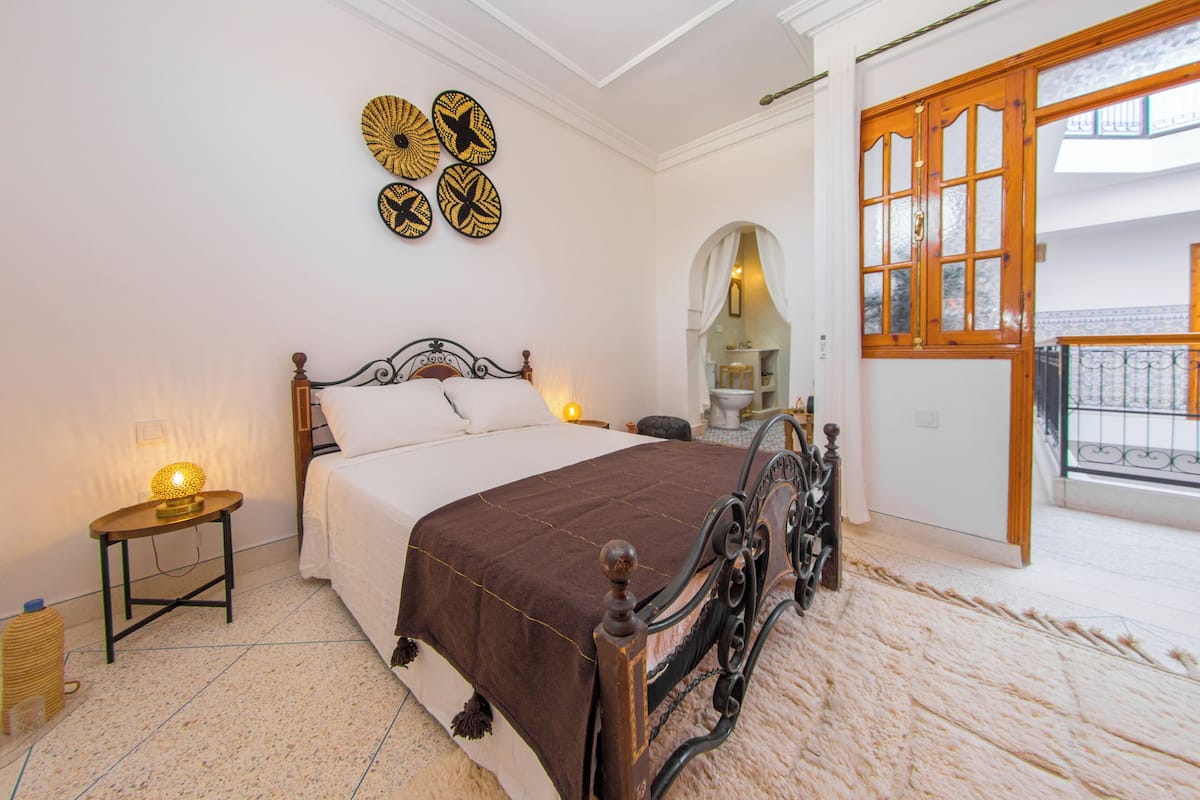 Double Room, 1 Queen Bed, Private Bathroom | WiFi (free), bed sheets