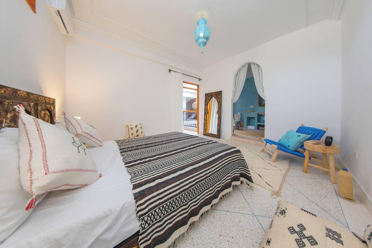 Camera doppia, 1 letto queen, bagno privato, vista cortile | Wi-Fi gratuito