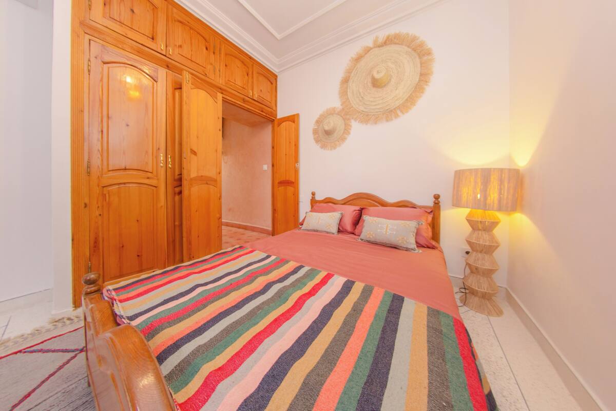 WiFi (free), bed sheets