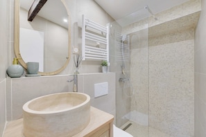 Apartment | Bathroom | Hair dryer, towels, shampoo - Stunning Duplex 1br/4p - Notre-dame Cathedral (Paris)
