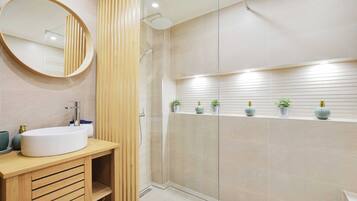 Apartment | Bathroom | Hair dryer, towels, shampoo