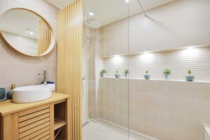 Apartment | Bathroom | Hair dryer, towels, shampoo - Stunning Duplex 1br/4p - Notre-dame Cathedral (Paris)