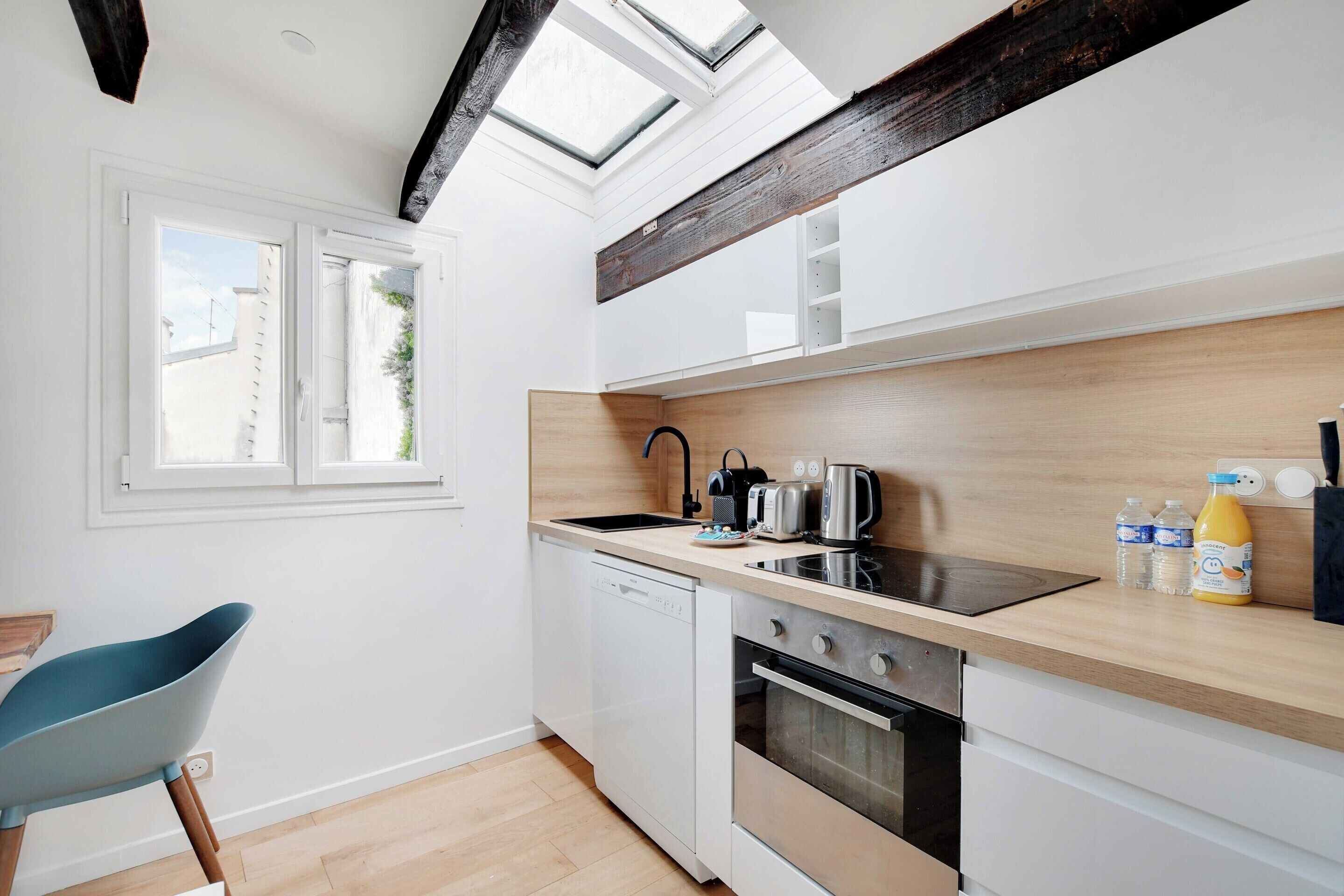 Apartamento | Cozinha privada | Geladeira, micro-ondas, fogão, cooktop