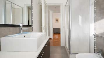 Doccia, asciugacapelli, bidet, asciugamani