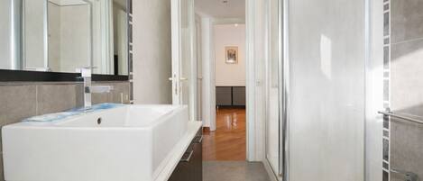 Shower, hair dryer, bidet, towels