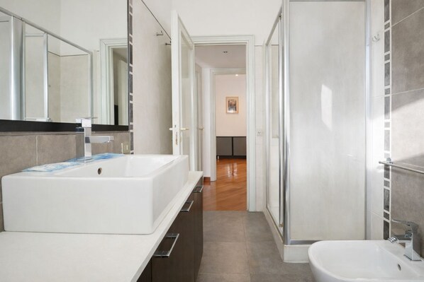 Shower, hair dryer, bidet, towels - Elegantis.it Scalia Comfortable Apartment (Roma)