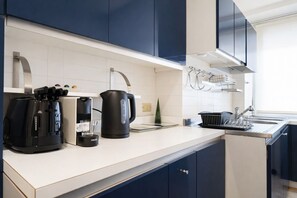 Fridge, microwave, oven, stovetop - Elegantis.it Scalia Comfortable Apartment (Roma)