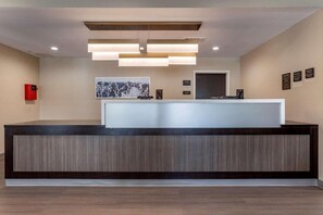 Lobby - Redwood Inn & Suites (Crosby)