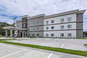 Exterior - Redwood Inn & Suites (Crosby)