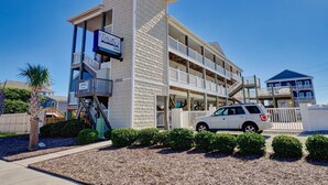 A multi-story hotel with a sign indicating it is a Tiffani's property. - Surf City Stay - Motel Unit - Walk to Beach (Surf City)