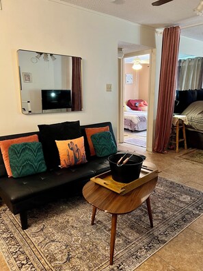 Fernseher, DVD-Player, Bücher, Videothek