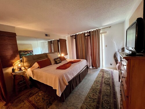 Cozy Boho Condo • 2 Beds • 1 Bathroom • 15 min from Downtown, Riverwalk, Pearl