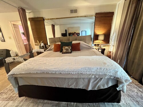 Condo • 2 Beds •1 ba near Downtown-Riverwalk, La cantera-Fiesta Texas, Sea World