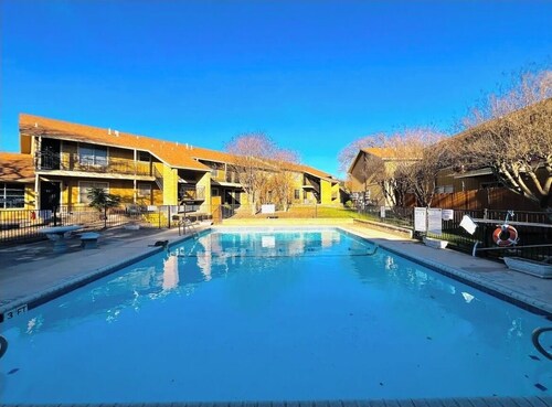 Condo • 2 Beds •1 ba near Downtown-Riverwalk, La cantera-Fiesta Texas, Sea World