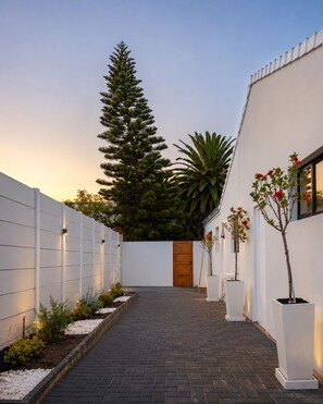 Property grounds - Gorgeous 2-bedroom apartment few minutes walk to the beach Cape Town (Cape Town)