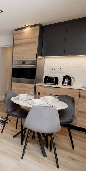 Dining - Gorgeous 2-bedroom apartment few minutes walk to the beach Cape Town (Cape Town)