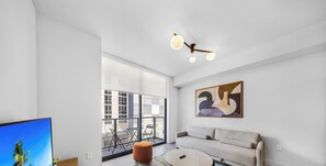 Condo, balcón, vista a la ciudad | Área de sala de estar | Smart TV de 36 pulgadas con canales por cable 