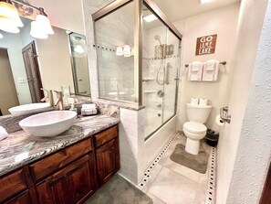 Douche, sĂšche-cheveux, serviettes fournies, savon