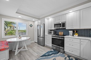 Private kitchen - Serene 2-bedroom apartment with AC in charming Jupiter (Jupiter)