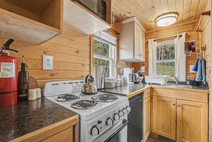 Private kitchen - Fabulous 1-bedroom cabin in pleasant Garden Valley getaway (Garden Valley)