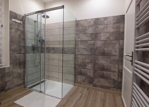 Bathroom - Vrbo Property (Châlons-en-Champagne)