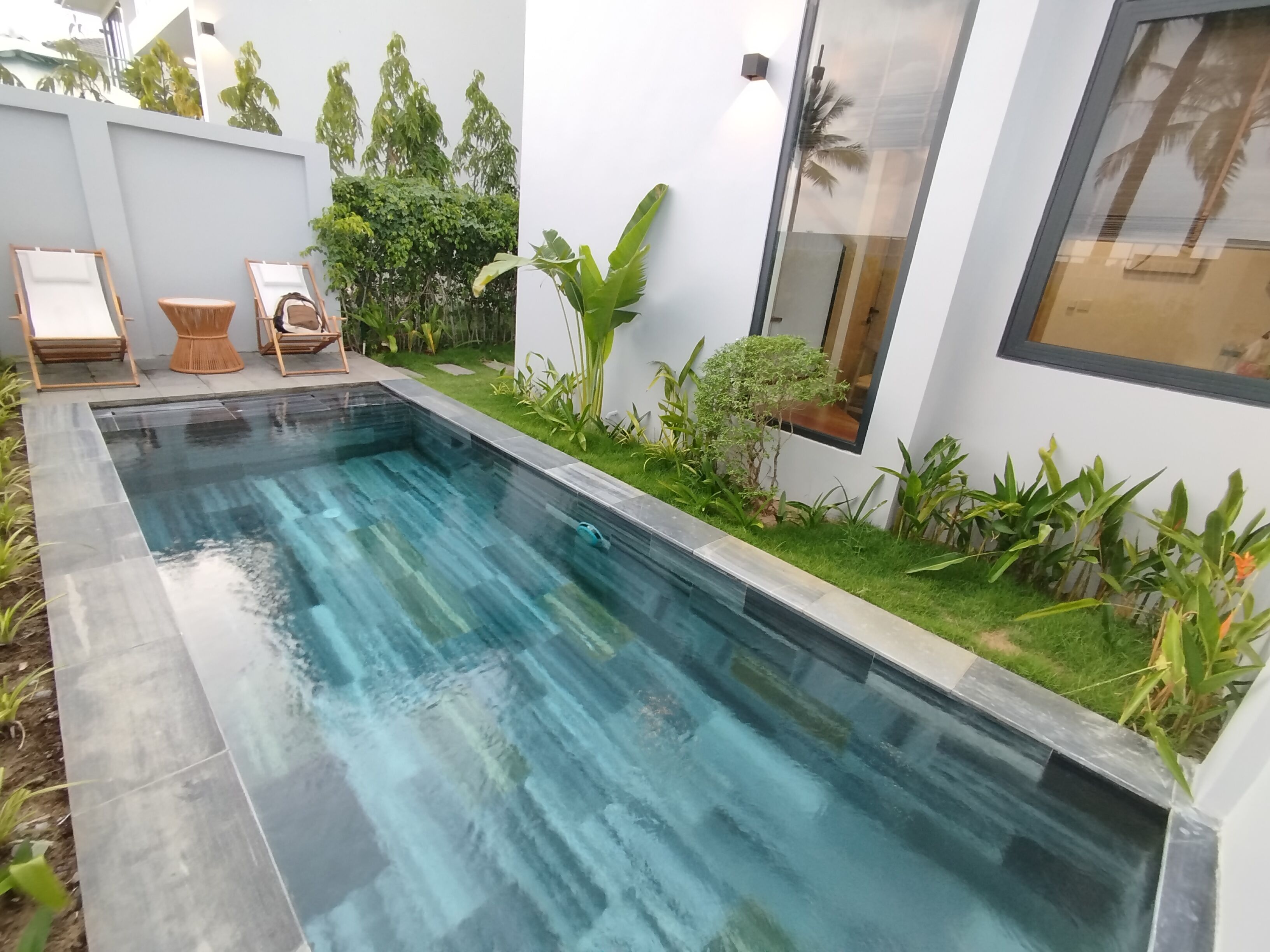 2 outdoor pools