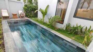 2 outdoor pools