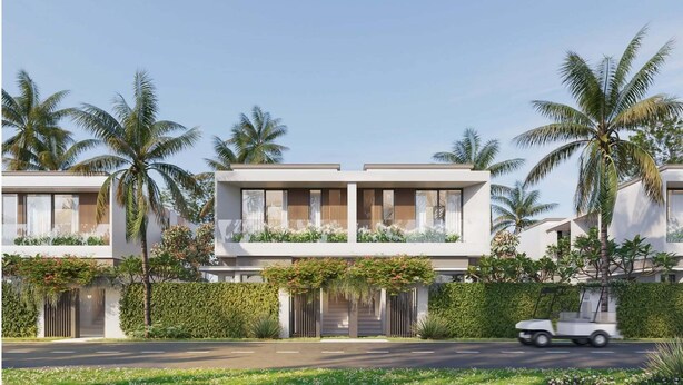 Um edifício residencial moderno com telhado plano, grandes janelas e uma varanda com plantas.