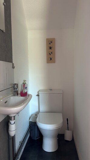 Shower, soap, toilet paper - Pleasant house, 300m from the beach of the classified site of the Mine d'Or in PÉNESTIN (Pénestin)