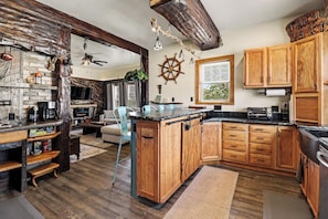 Une cuisine avec des meubles en bois, un îlot central et une décoration de style rustique.