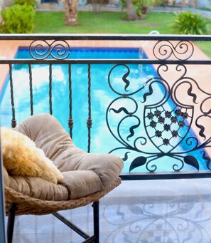 Outdoor pool - Modern Oasis in East Airport: Poolside Retreat with Breakfast (Accra)