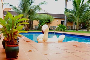 Outdoor pool - Modern Oasis in East Airport: Poolside Retreat with Breakfast (Accra)