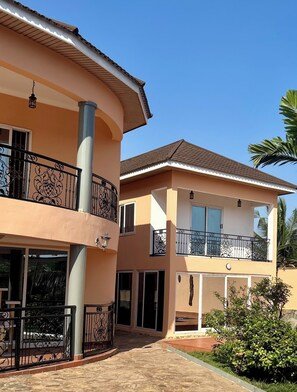 Exterior - Modern Oasis in East Airport: Poolside Retreat with Breakfast (Accra)