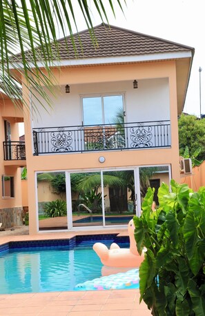 Pool - Modern Oasis in East Airport: Poolside Retreat with Breakfast (Accra)