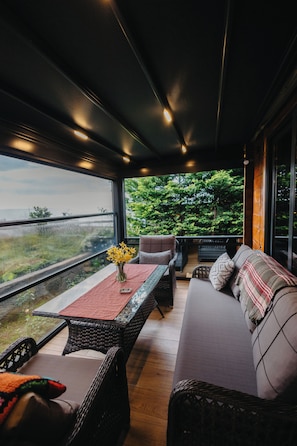 Deluxe Villa, Garden View | Living area