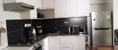 Cafetera y tetera, refrigerador, microondas y horno