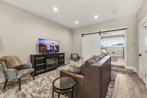 TV, offices - Mountain Getaway Modern Condo (Swan Valley)