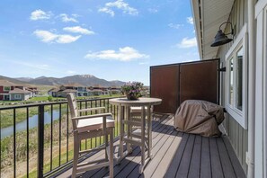 Outdoor dining - Mountain Getaway Modern Condo (Swan Valley)