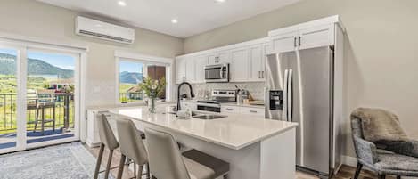 Fridge, microwave, stovetop, dishwasher