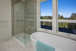 Douche, sèche-cheveux, serviettes fournies, savon