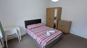 Room | Desk, free WiFi - COZY HOME IN ZONE 2 (LONDON)