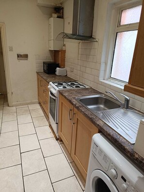 Kamar | Dapur bersama | Lemari es kecil, microwave, dan peralatan masak/sendok-piring