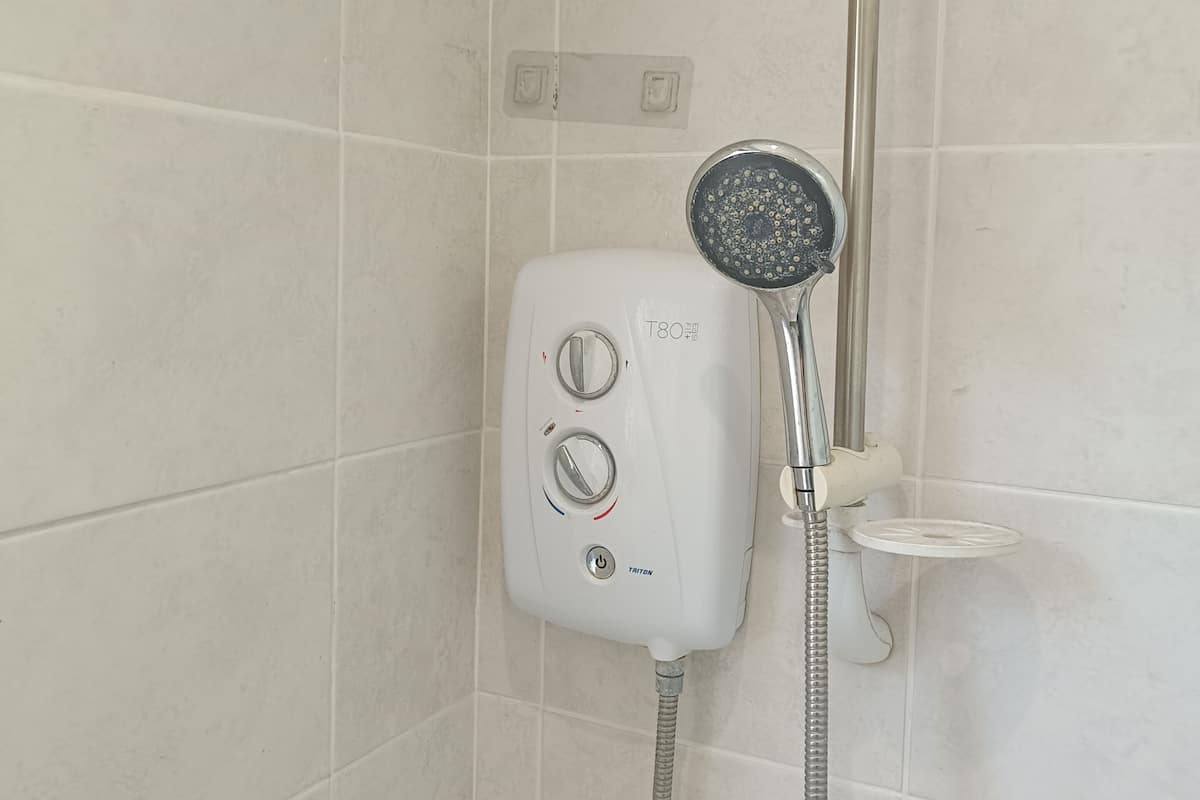 Khăn tắm, xà phòng, dầu gội, giấy vệ sinh