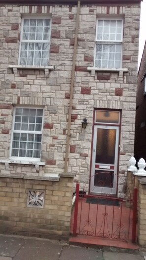 Exterior detail - COZY HOME IN ZONE 2 (LONDON)