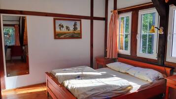 House | 6 bedrooms, individually furnished, iron/ironing board, bed sheets