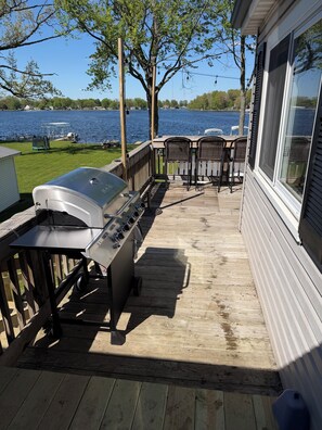 Outdoor dining - Lake front home in Coldwater MI! (Coldwater)