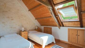 Iron/ironing board, bed sheets