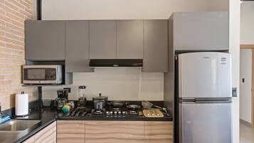 Frigorífico, microondas, placa de cocina y cafetera o tetera
